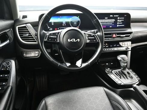 Used 2025 Kia Seltos EX AWD/4WD image 16