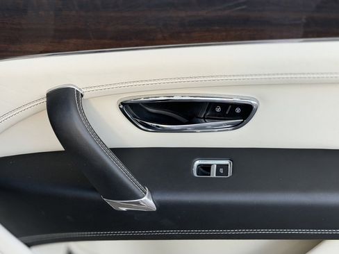 Used 2019 Bentley Bentayga image 38