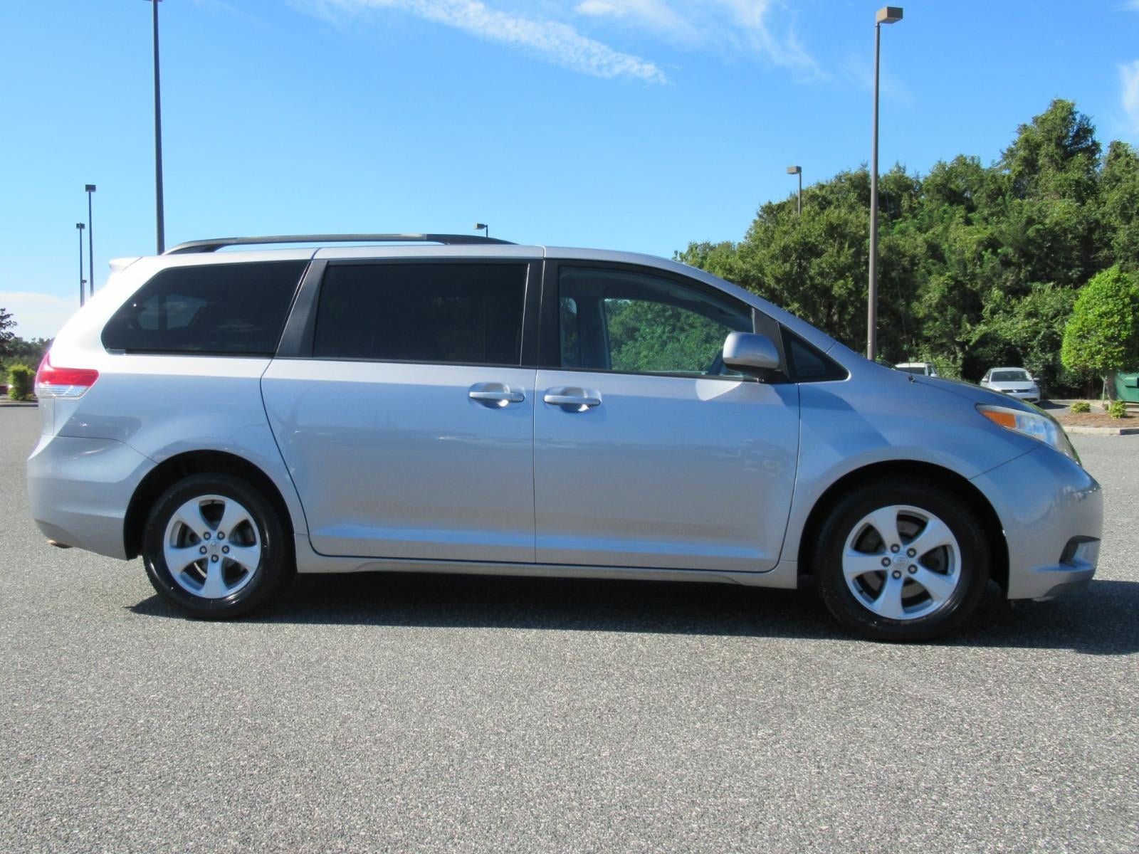 Used 2011 Toyota Sienna LE FWD image 2