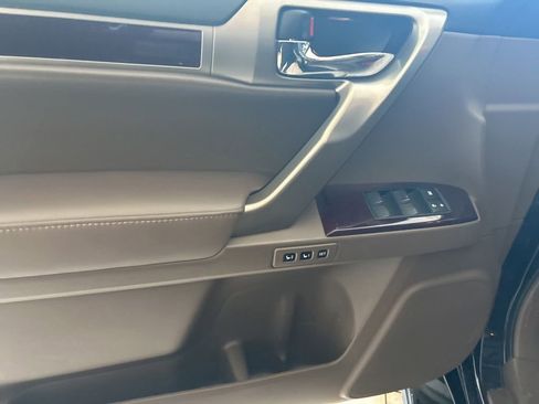 Used 2018 Lexus GX 460 image 3