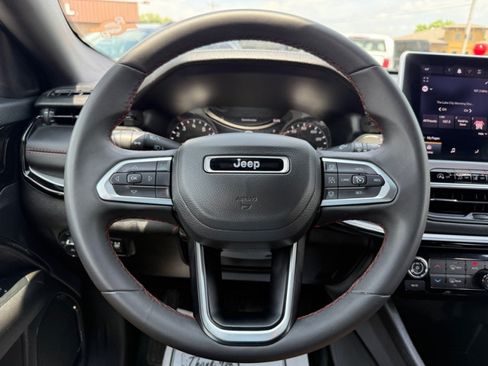 Used 2025 Jeep Compass Trailhawk AWD/4WD image 19