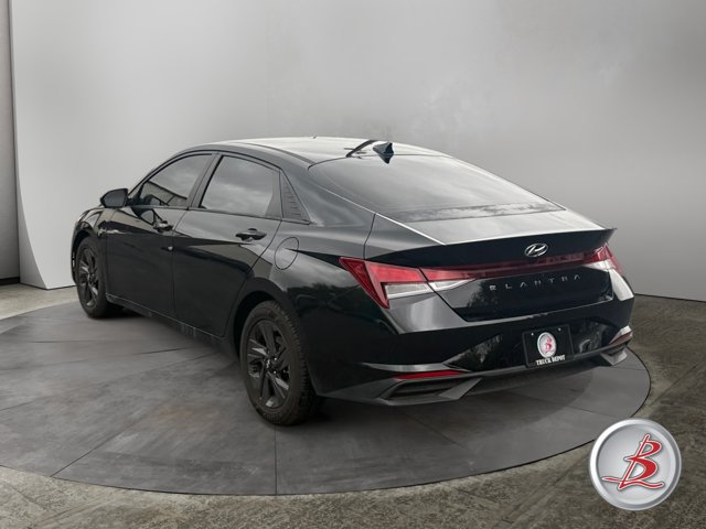 Used 2022 Hyundai Elantra SEL w/ Convenience Package FWD image 5