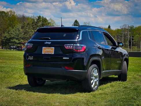 Used 2024 Jeep Compass Latitude AWD/4WD image 3