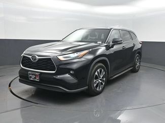 Used 2023 Toyota Highlander XLE FWD video 2