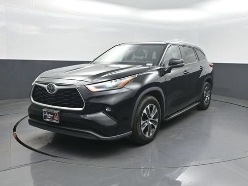 Used 2023 Toyota Highlander XLE FWD image 2