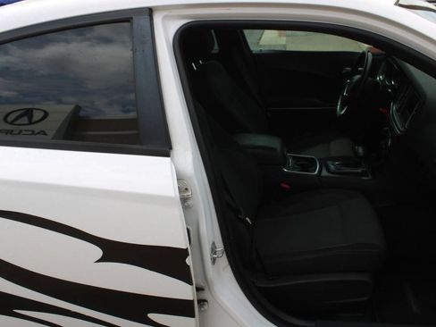 Used 2016 Dodge Charger SE RWD image 14