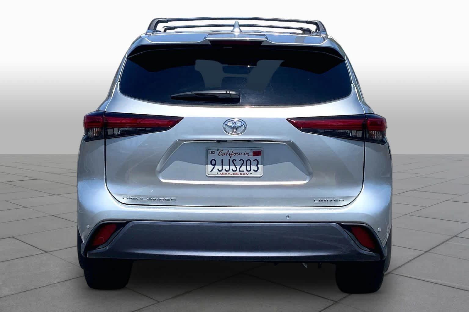 Used 2023 Toyota Highlander Limited FWD image 4