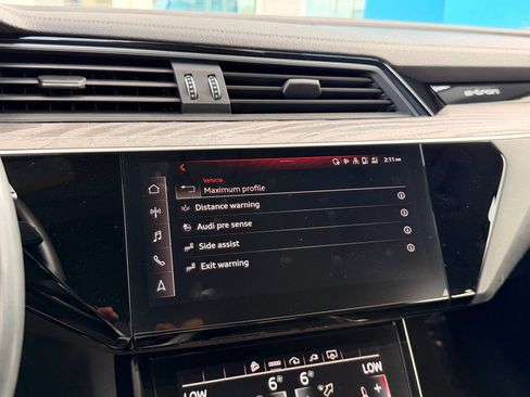Used 2022 Audi e-tron Premium w/ Towing Package AWD/4WD image 48