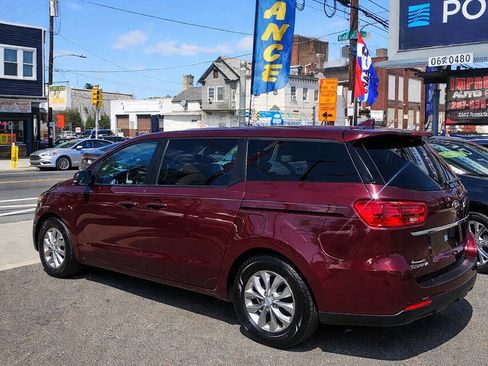 Used 2019 Kia Sedona LX image 2