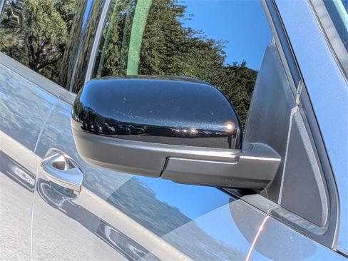 Used 2024 Ford Edge SE w/ Black Appearance Package image 9