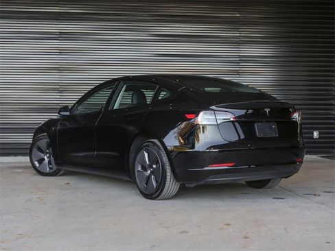 Used 2023 Tesla Model 3 Standard Range image 3