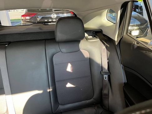 Used 2025 Chevrolet Trax LT FWD image 38