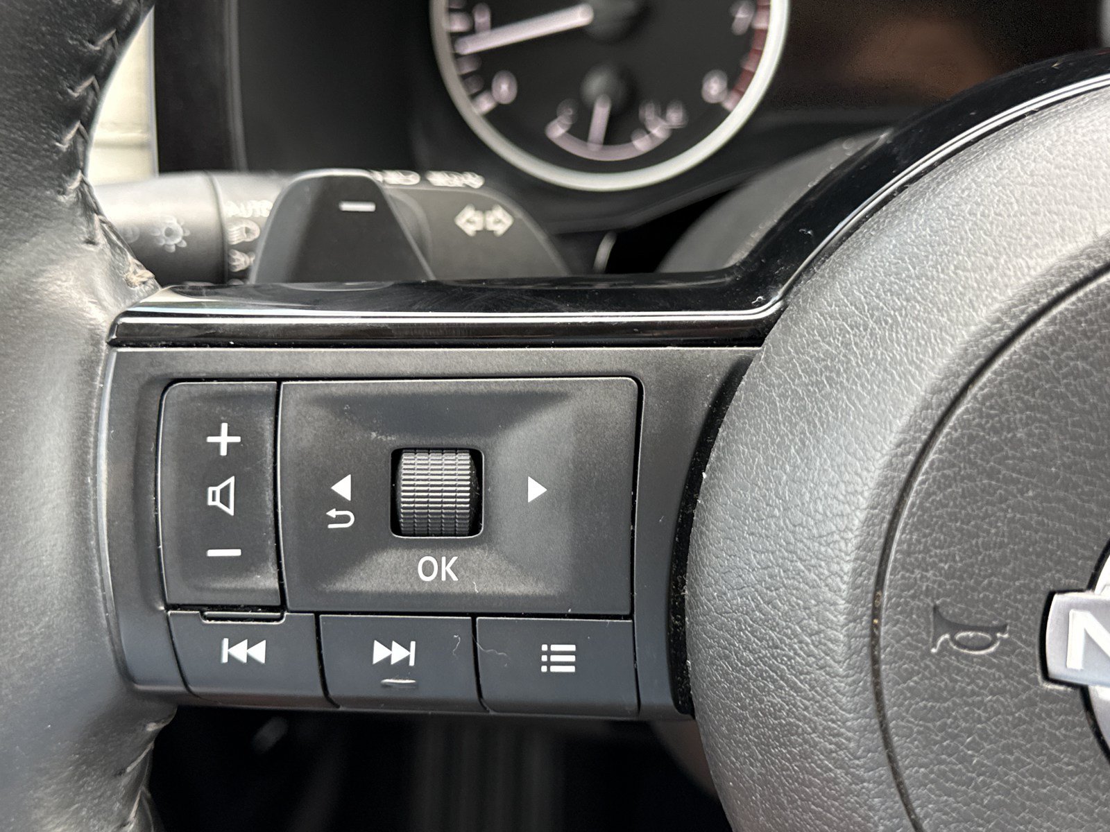 Used 2023 Nissan Pathfinder SL FWD image 22