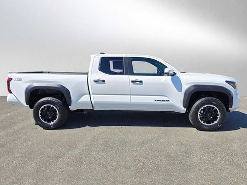 Used 2025 Toyota Tacoma TRD Off-Road w/ TRD Off Road Premium Package image 2