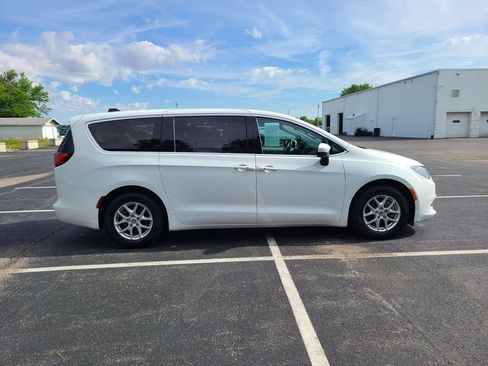 Used 2023 Chrysler Voyager LX FWD image 8