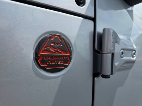 Used 2024 Jeep Gladiator Mojave w/ Technology Group AWD/4WD image 25