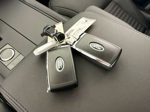 Used 2024 Land Rover Discovery S image 17