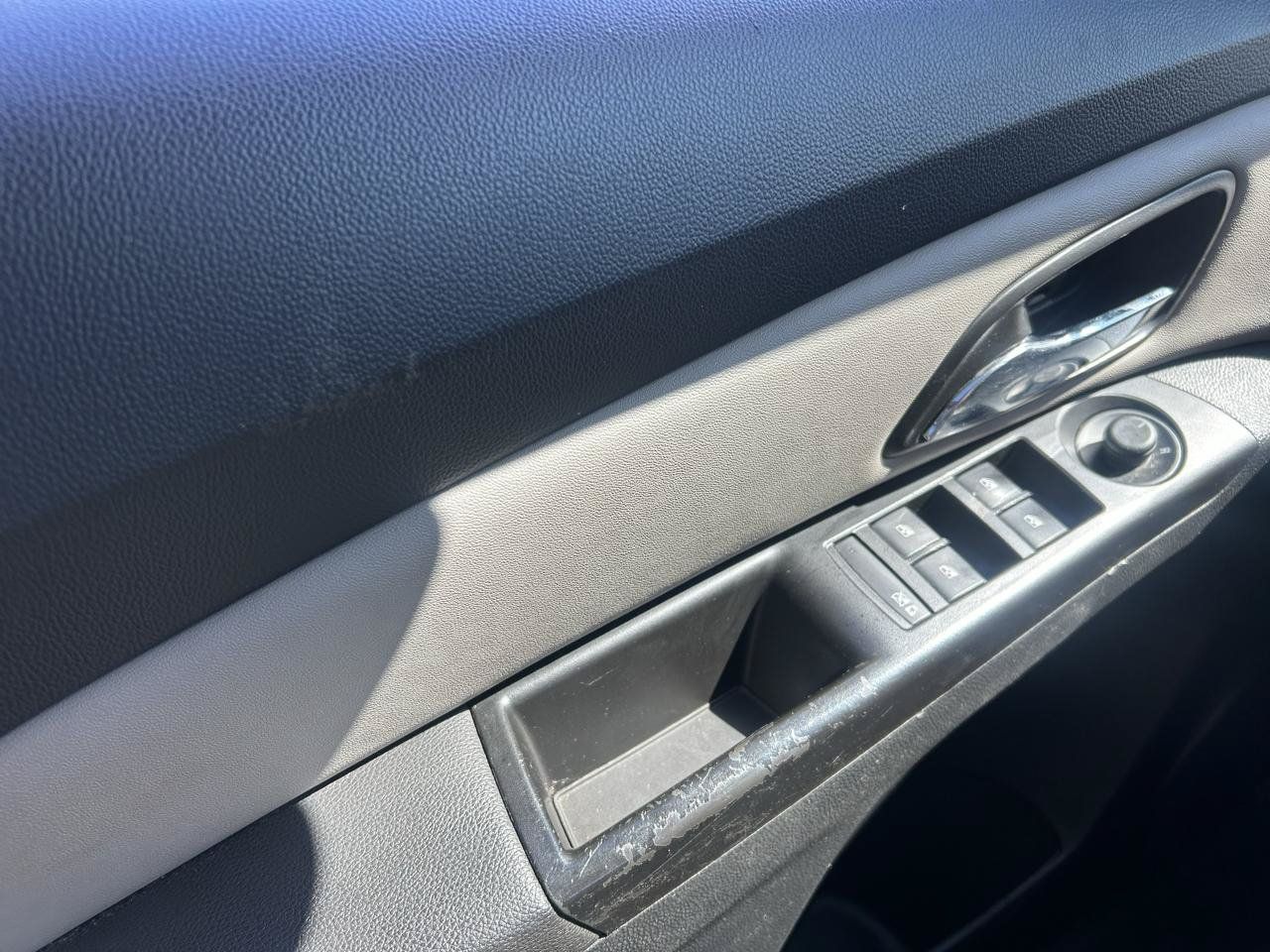 Used 2014 Chevrolet Cruze LS FWD image 25