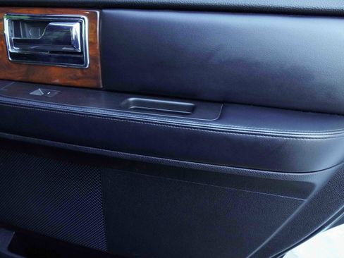 Used 2017 Lincoln Navigator Select image 32