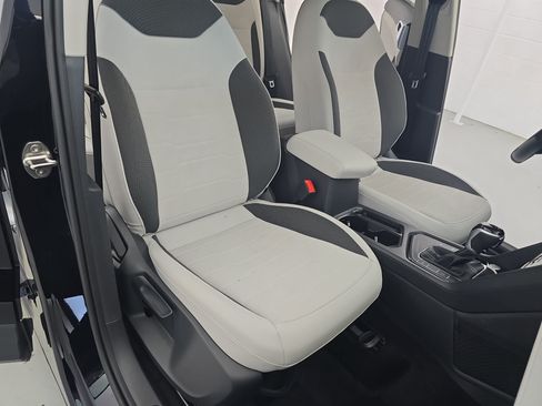 Certified 2025 Volkswagen Taos SE FWD image 10