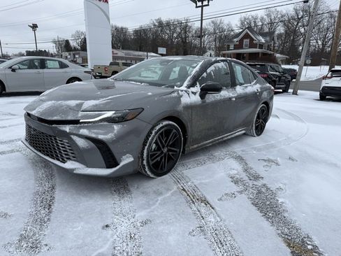 Used 2025 Toyota Camry XSE image 3