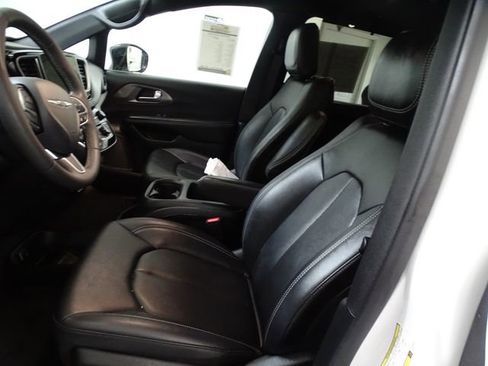 Used 2025 Chrysler Pacifica Select FWD image 2