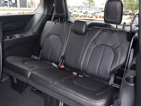 New 2026 Chrysler Pacifica Select image 16