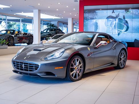 Used 2012 Ferrari California image 32