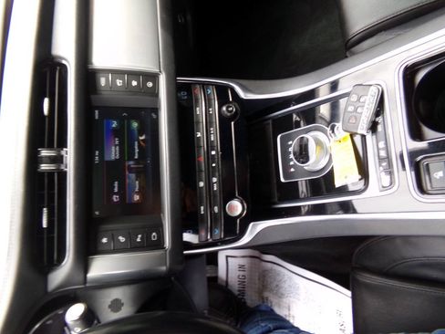 Used 2016 Jaguar XF Premium RWD image 21