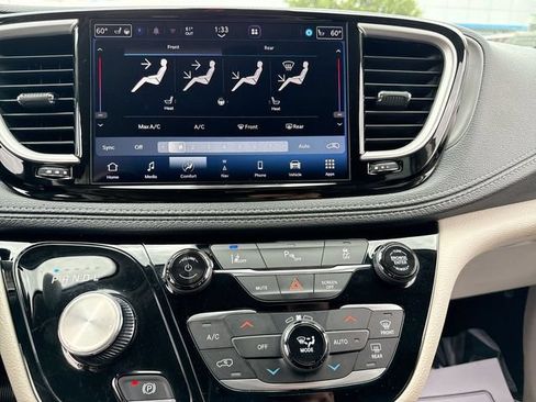 Used 2024 Chrysler Pacifica Limited FWD image 19