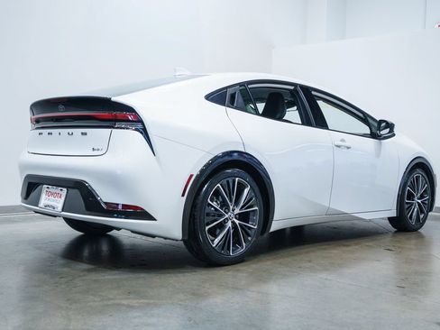 Used 2025 Toyota Prius XLE FWD image 9