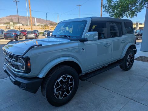 Used 2024 Ford Bronco Outer Banks AWD/4WD image 3