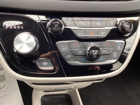 Used 2024 Chrysler Pacifica Touring-L image 21