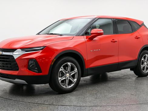 Used 2025 Chevrolet Blazer LT FWD image 3