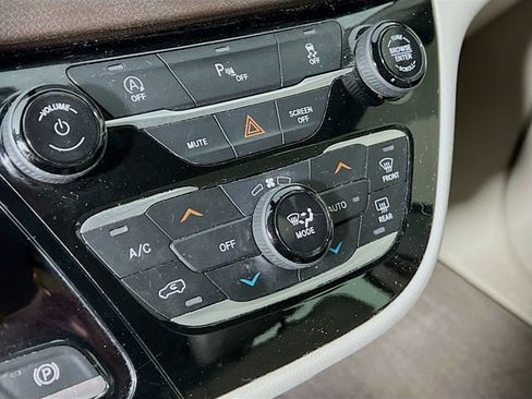 Used 2018 Chrysler Pacifica Touring-L Plus image 15