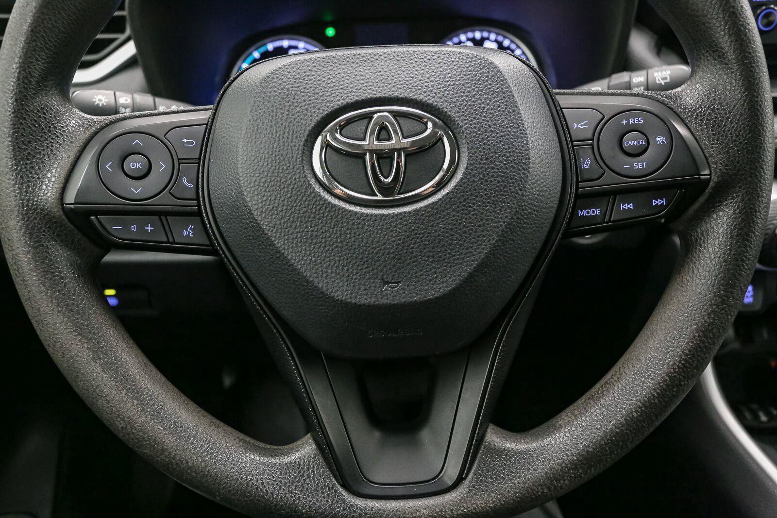 Used 2021 Toyota RAV4 XLE AWD/4WD image 32