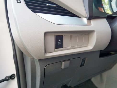 Used 2017 Toyota Sienna LE FWD image 18