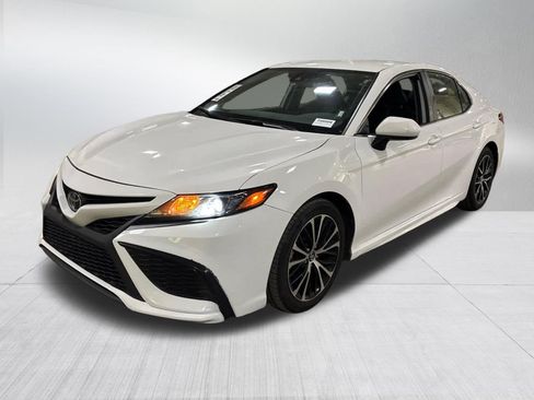 Used 2023 Toyota Camry SE image 3