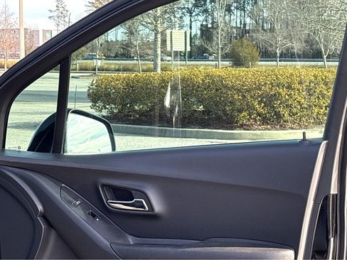 Used 2021 Chevrolet Trax LT w/ Midnight Edition image 14