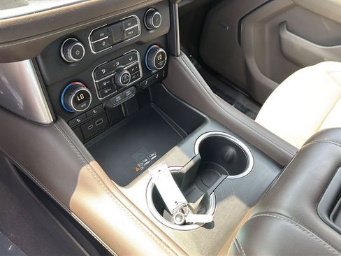 Used 2024 Chevrolet Suburban LT RWD image 30