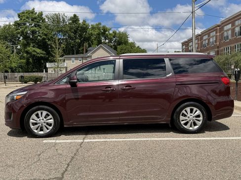 Used 2017 Kia Sedona LX w/ LX Essentials Premium Package FWD image 2