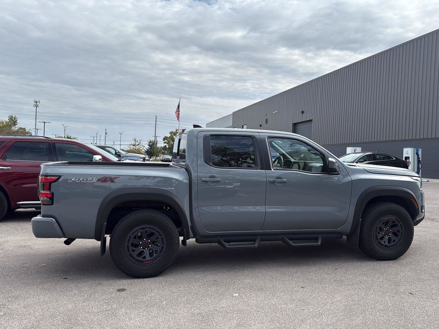 Used 2025 Nissan Frontier PRO-4X AWD/4WD image 2