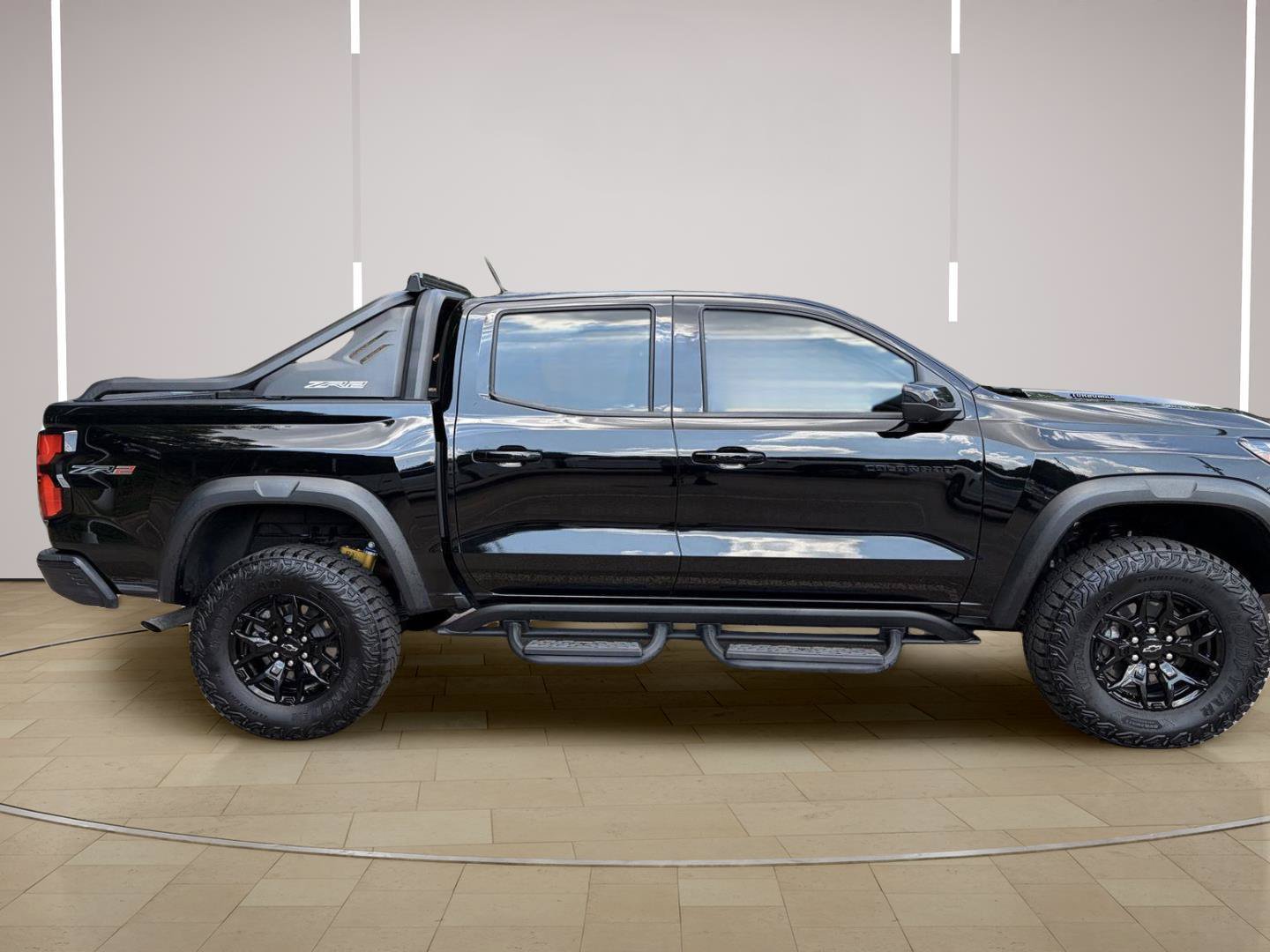 Used 2025 Chevrolet Colorado ZR2 w/ Midnight Edition AWD/4WD image 38