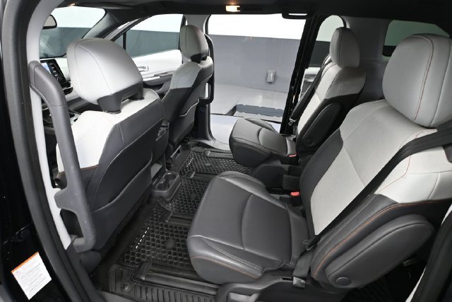 Used 2021 Toyota Sienna XSE FWD image 27