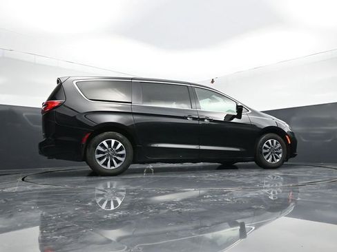 Used 2024 Chrysler Pacifica Select image 61