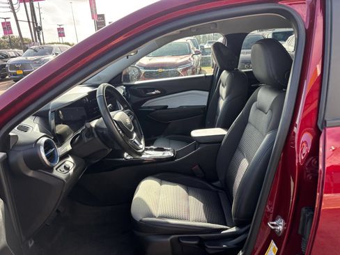 Used 2025 Chevrolet Trax LT w/ LT Convenience Package FWD image 21