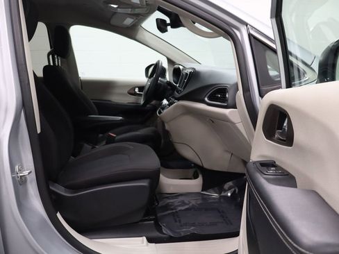 Used 2023 Chrysler Voyager LX image 15