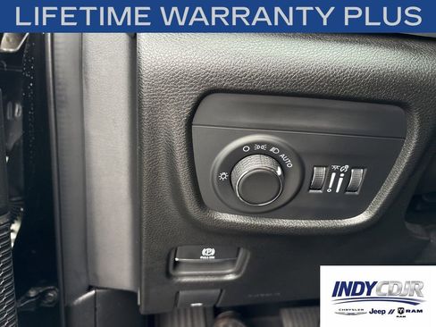 Used 2025 Jeep Grand Cherokee Laredo AWD/4WD image 21