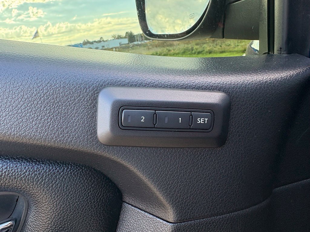 Used 2017 Nissan Titan SL AWD/4WD image 12