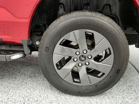 Used 2022 Ford F150 Lightning Lariat image 9